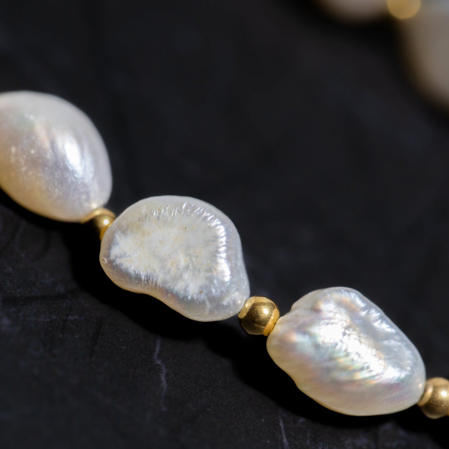 BAROQUE PEARL NECKLACE IN GOLD