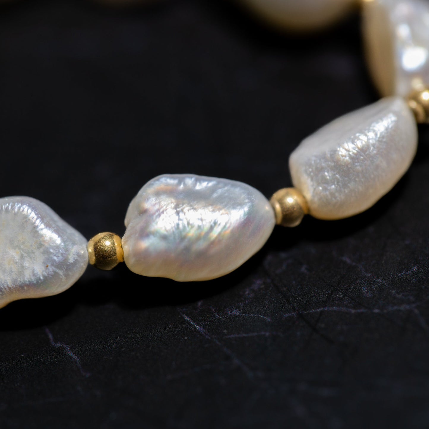 BAROQUE PEARL NECKLACE IN GOLD