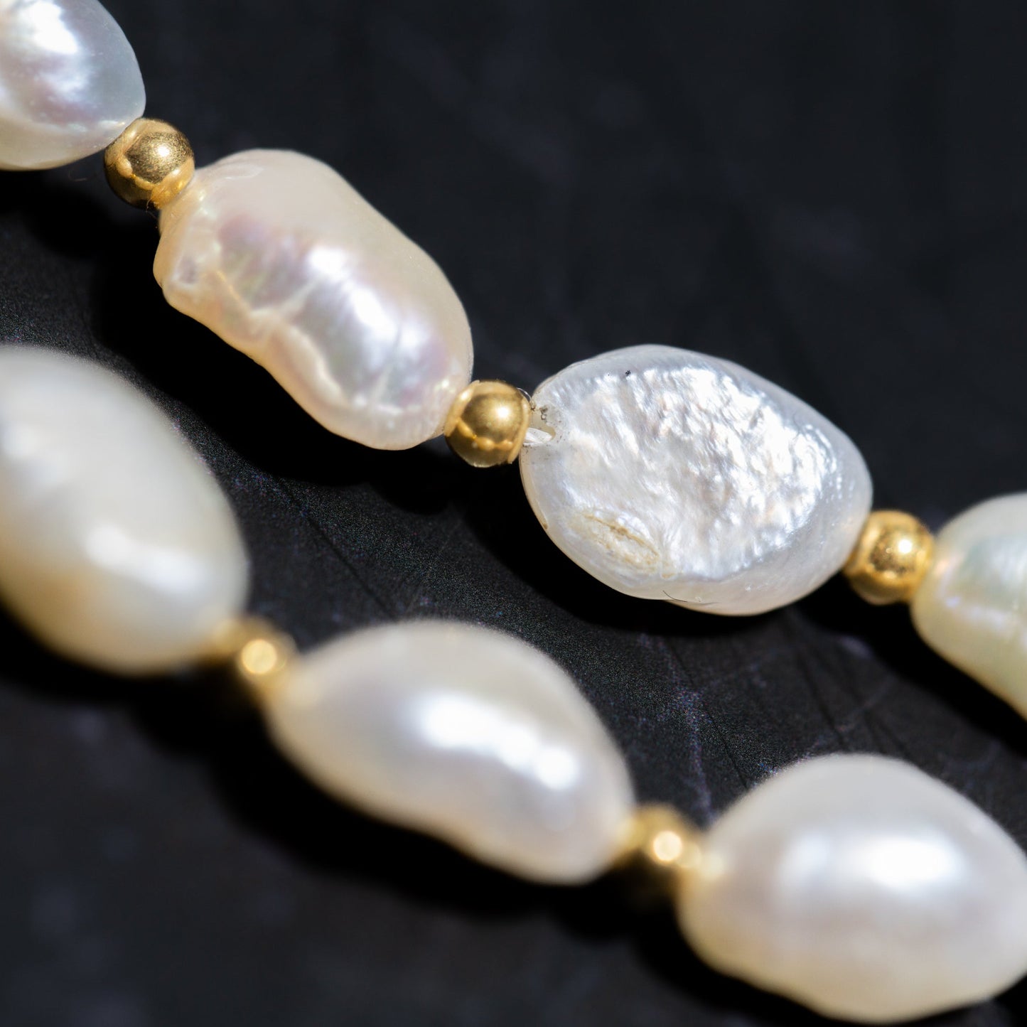BAROQUE PEARL NECKLACE IN GOLD