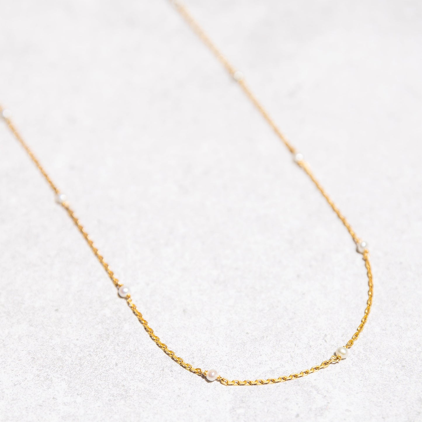 PETITE PEARL NECKLACE IN GOLD