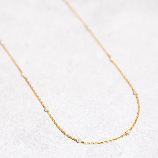 PETITE PEARL NECKLACE IN GOLD