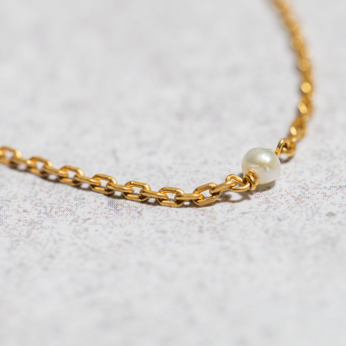 PETITE PEARL NECKLACE IN GOLD