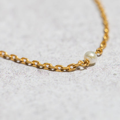 PETITE PEARL NECKLACE IN GOLD