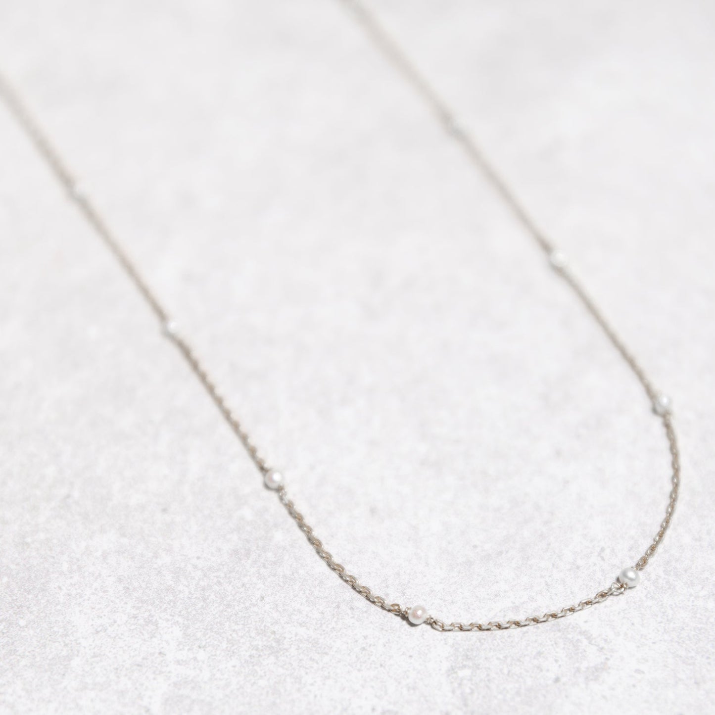 PETITE PEARL NECKLACE IN SILVER
