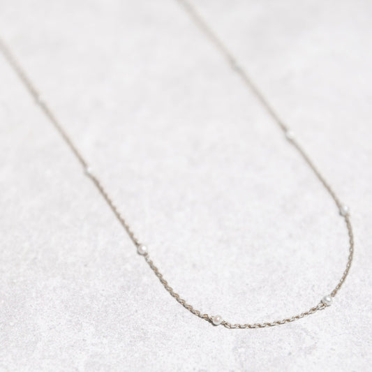 PETITE PEARL NECKLACE IN SILVER